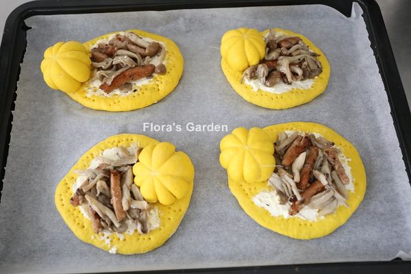 防止小南瓜發酵後歪斜、可在下方墊烘培紙；二次發酵40分鐘。