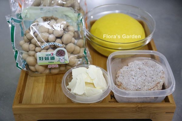 [麵糰]食材一起揉成光滑有彈性的麵糰和好菇道食材大集合。