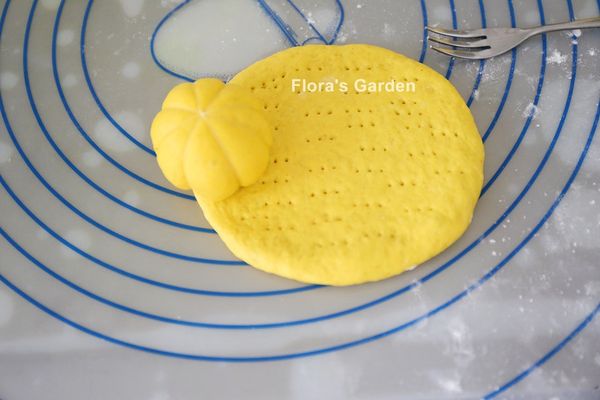 其餘四份取一份擀約0.2公分厚圓片、用叉子搓洞、放一顆小南瓜。