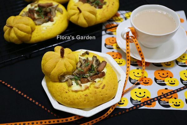 放一個堅果當蒂頭(可修剪)，過完中秋迎接萬聖節、秋食的菇菇和南瓜造型麵包應景、當令又美味呢