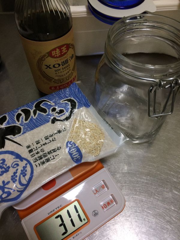 一包米麴300克，我分成200克做醬油麴，100克做鹽麴。