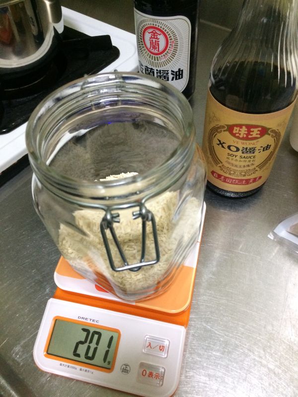 分雙兩個罐子，醬油用350ml，也就是350cc，鹽巴用150ml。