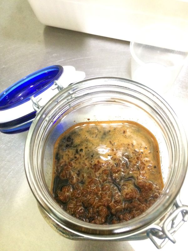 每天打開攪拌一下，鹽麴室溫泡一週，醬油可以泡兩週。