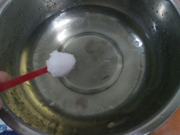 加入一匙的鹽巴。