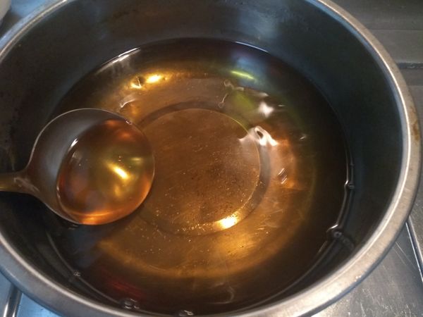 打開爐火，以小火加熱，慢慢攪拌讓砂糖融化即可熄火。