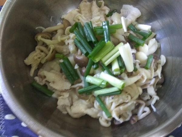 青葱切去根部，沖洗之後甩去水份，切段放入料理碗內。