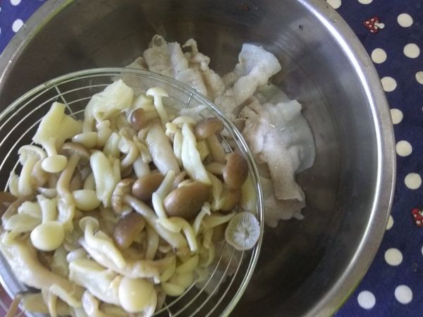 將汆燙的好菇道菇類和豬肉片放入料理碗內。