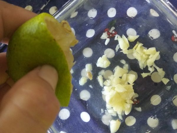 在調理碗內擠入半顆的檸檬汁。