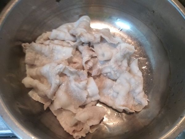 豬肉片稍加沖水一下，放入滾水中汆燙3分鐘，撈出瀝去多餘的水份。