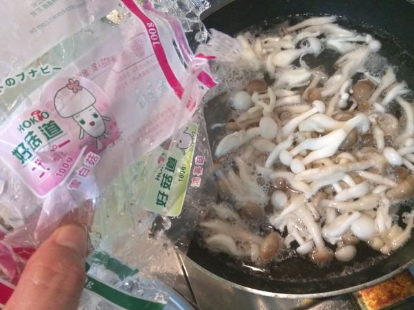 將好菇道的鴻喜菇和雪白菇拆開包裝袋，以刀具切除根部，剝小塊，稍加沖洗，將根部切下的碎屑沖離。煮一鍋水，水滾了放入洗淨的好菇道鴻喜菇和雪白菇汆燙三分鐘撈出，瀝去多餘的水份。
菇類的烹煮時間不能太長，否則營養容易流失，口感變差，大家要多注意。