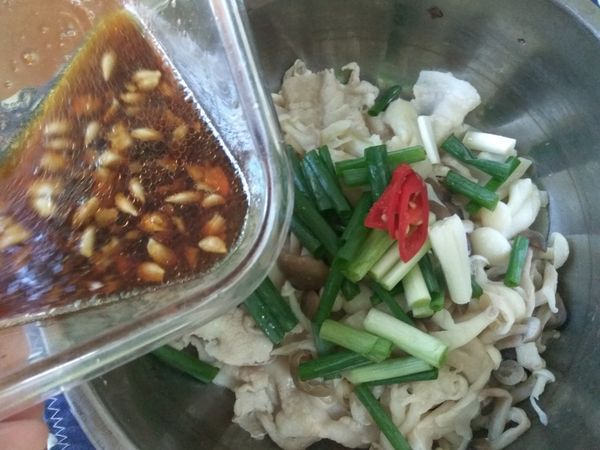 將調味料拌勻，淋在料理碗內，和所有食材拌勻。