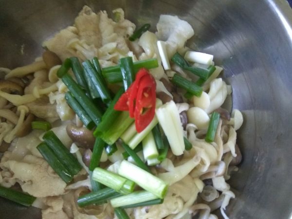 紅辣椒洗淨，切斜刀，放入料理碗內。
接下來我們要調和調味料。