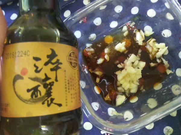淋上醬油和床麻油。