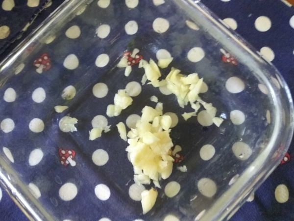 蒜頭剝去外膜，切成蒜末。