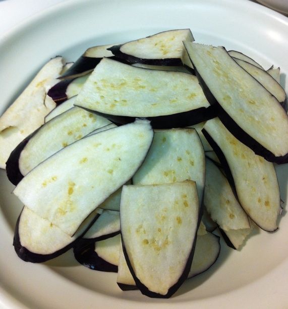 將茄子切薄片備用。