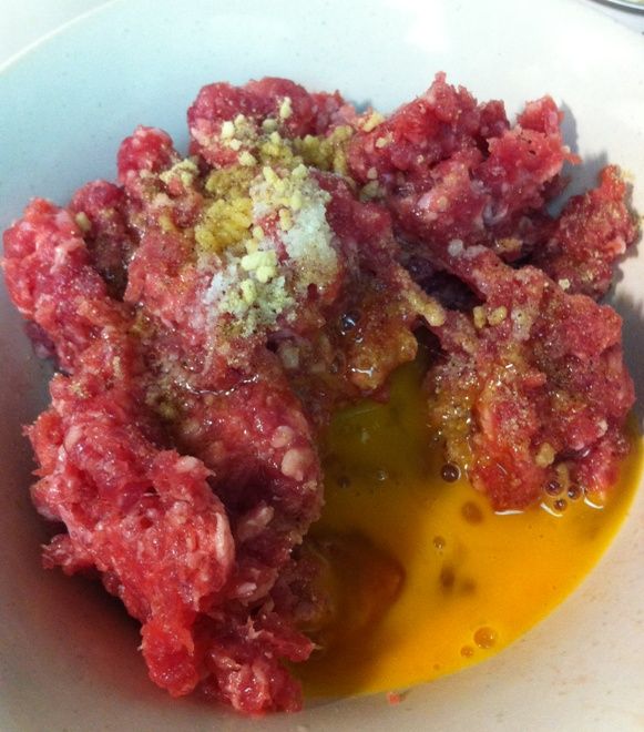 豬絞肉加入[調味料]邊攪拌邊打入一點水調勻。