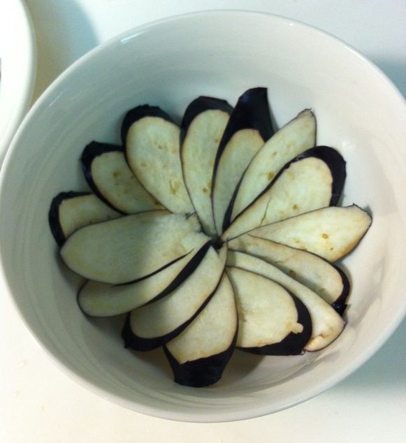 取一有深度的磁圓湯麵碗先將茄子薄片如圖鋪在底部。