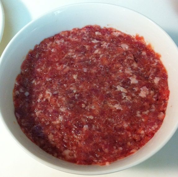 加入醃好的絞肉並壓緊。