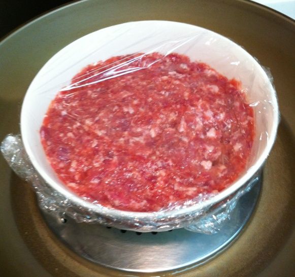 放入鍋中蒸約30分鐘。(要在保鮮膜上刺一些小洞)