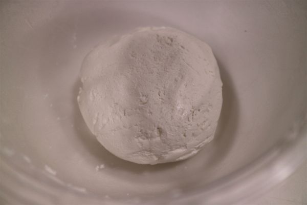 將白玉粉和嫩豆腐慢慢揉勻直到粉末不見 ，如果太乾的話可以加一點水進去