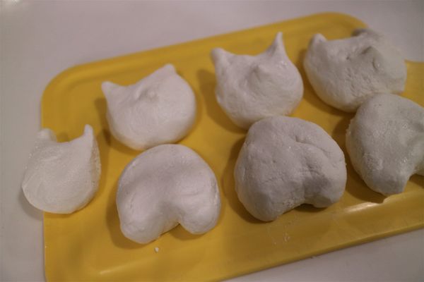 取適當大小揉出一顆顆糰子，再從糰子中捏成需要的造型，如柴犬的頭部，鼻子的地方可以做成尖尖凸起的模樣，下半身做一個腳部凹狀的樣子