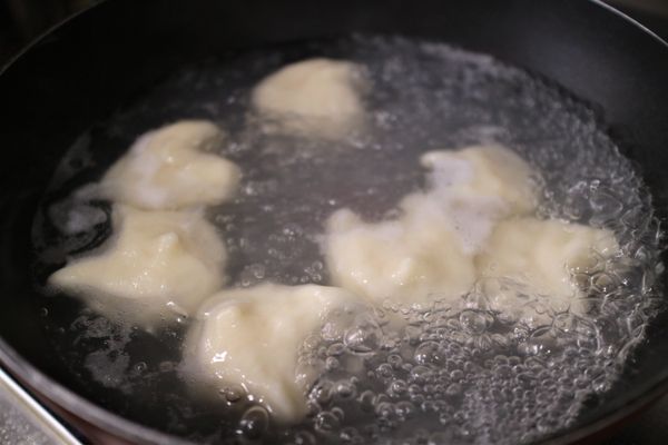 放進熱水裡煮到浮出水面上再滾1~2分鐘左右，將白玉糰子撈起來放入冰水裡冰鎮一下