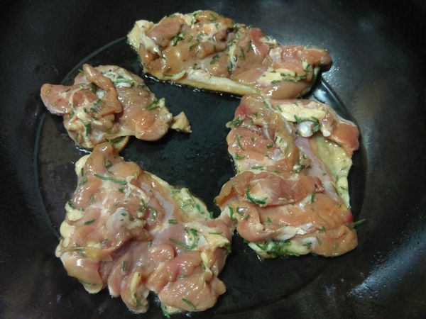 無需加油，熱鍋後，帶皮面直接下平底鍋煎