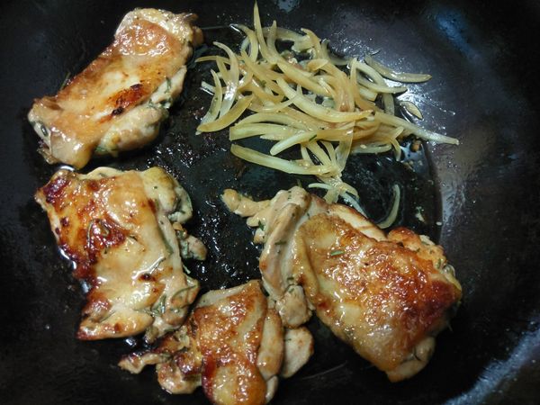 雞腿快起鍋前，把醃製的洋蔥絲下鍋拌炒