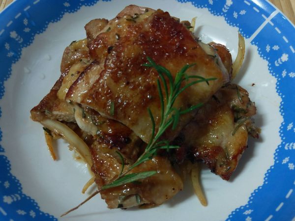 洋蔥絲鋪底，雞腿排擺上面，開動了