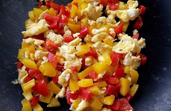 將蛋打散，入鍋炒熟後加入切碎的彩椒粒、鹽及黑胡椒，稍微炒一下即成餡料