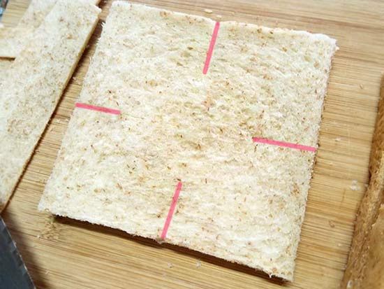 全麥吐司去邊，在四邊中央往內切約1.5cm的切線（如紅線標示），以利整形