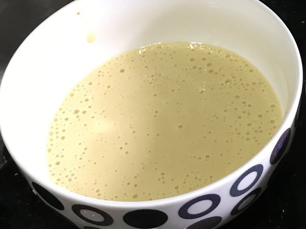 加入半隻香蕉壓蓉，或用攪拌機打蓉 
加入少量油攪拌均勻