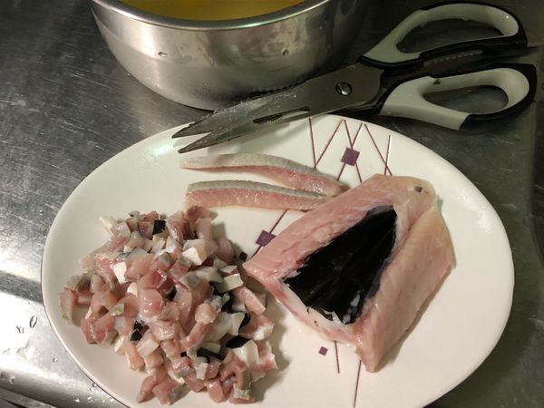 利用廚房剪刀剪丁狀，並再次確認是否有魚刺藏在裡面