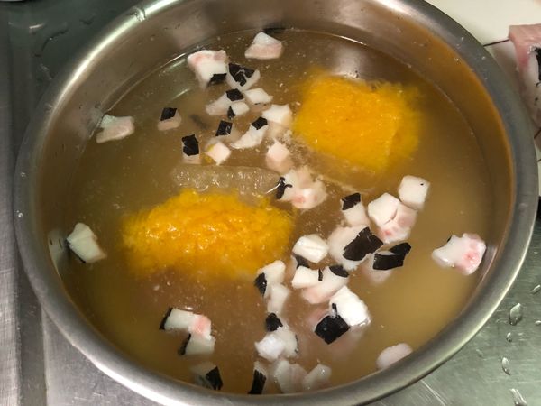 白米稍洗後放入蔬菜高湯、水及虱目魚肚丁