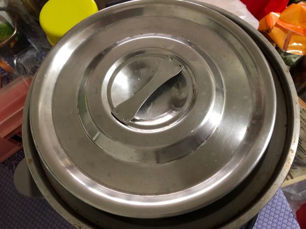 1.自行加上內蓋
2.外鍋2杯米水杯的水
3.放上電鍋蓋，按下按鈕
4.跳起後燜個5分鐘