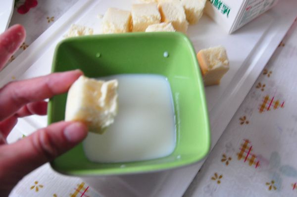 方塊吐司放入牛奶中快速取出