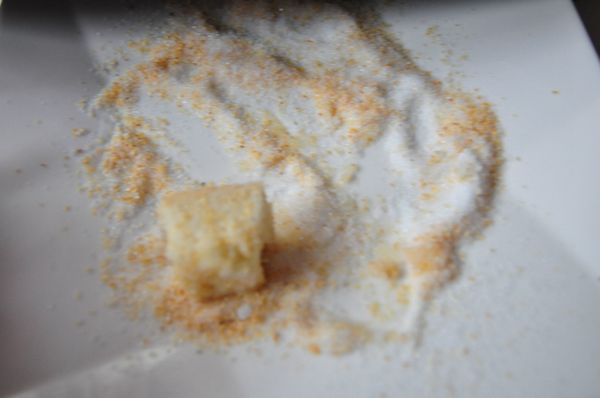 放入微甜的香蒜粒中，四面均勻沾裹