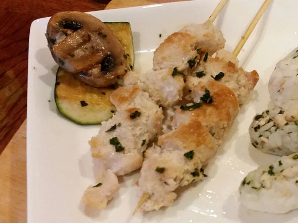 用剩下的油把蔬菜碎葉，翻炒一下後，灑在雞肉串上，大人即可食用。

寶寶的份，需要剪碎食用。