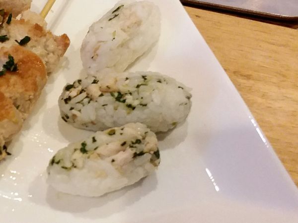 也可以把雞肉剪碎跟菜葉和白飯混合好做成菜飯，或小飯糰。