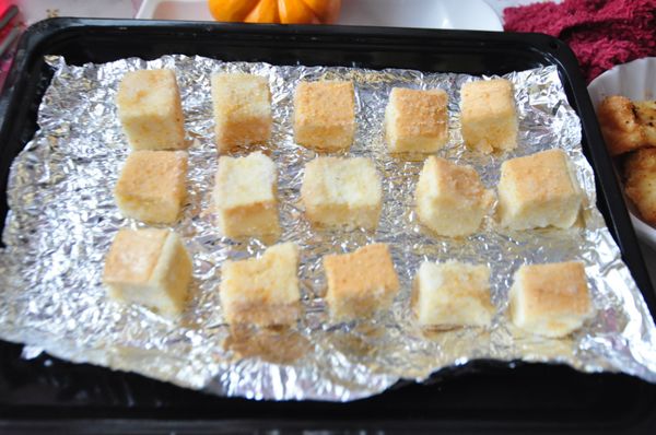 一個個排列鋪在錫箔紙上，放進烤箱上下火，220度約15~20分鐘做右即可