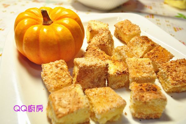 將四面烤的金黃的香酥方塊取出擺盤，自製小點輕鬆完成囉!