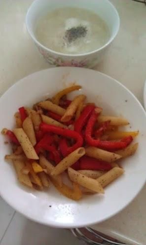 裝盤後，撒上少許辣椒粉點綴