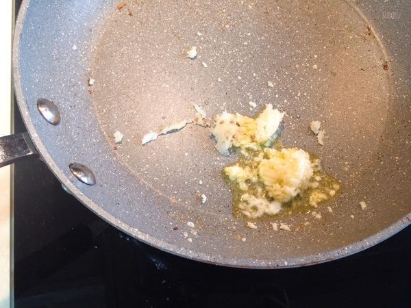先用一點點油爆香蒜末，我喜歡大蒜口味所以加很多，想吃辣也可以切一些辣椒