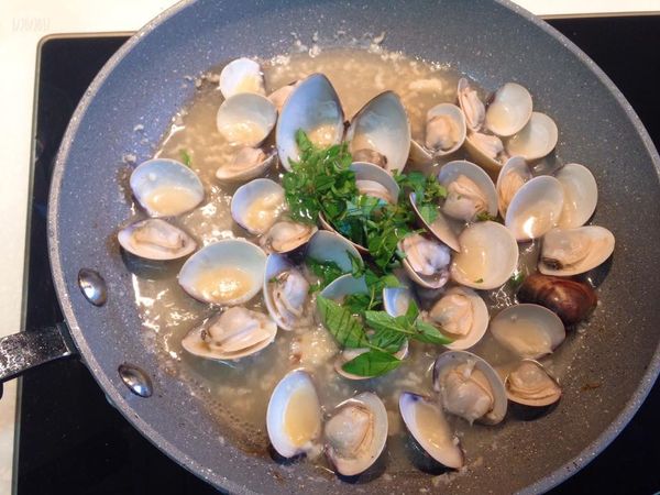 等蛤蜊全開了之後撒上一把切碎的九層塔即可～是不是超級爆炸簡單