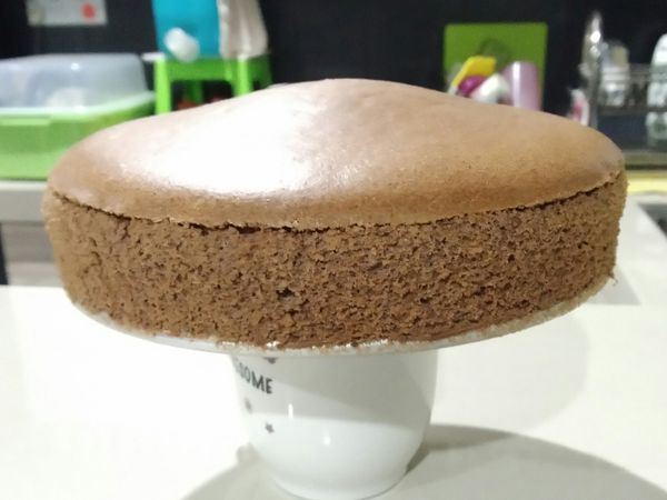 烤好了😊我用分开的烤盘，出炉后轻敲两下，用杯顶着蛋糕，无需倒扣，到冷却都不会回缩哦…