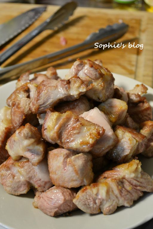 肉洗乾淨用紙巾吸水擦拭到全乾，切塊狀下熱油鍋煎至雙面焦黃(恰恰有肉香)，表面有上色就好，裡面沒熟沒關係，灑一點鹽、胡椒初步調味，先夾入盤中備用。