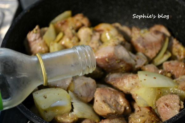 洋蔥切塊狀下原鍋炒香至微黃，放入剛剛煎香的肉一起炒，放入奶油、麵粉均勻拌炒，放入白酒→芥末籽醬→高湯，高湯無法蓋過肉，可以對入一些水，水位略蓋過肉就可以了。