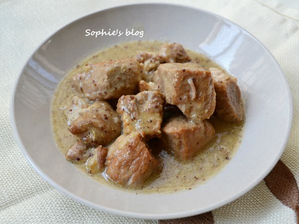 小火燉煮約30分鐘，約15分鐘時加蜂蜜等待肉軟嫩入味就可以起鍋，煮的過程要不時攪拌一下鍋底，因為加入麵粉容易沉澱燒焦。