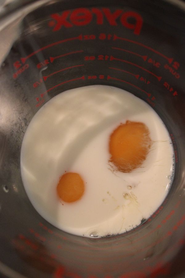 雞蛋,蛋黃,砂糖,鮮奶先拌勻