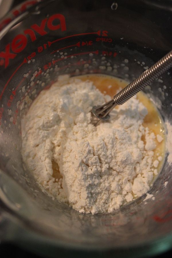 加入過篩的低筋麵粉與玉米粉拌勻